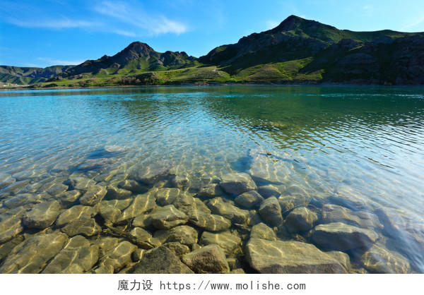 清新明亮大自然山水风景透明的水下的石头风景图